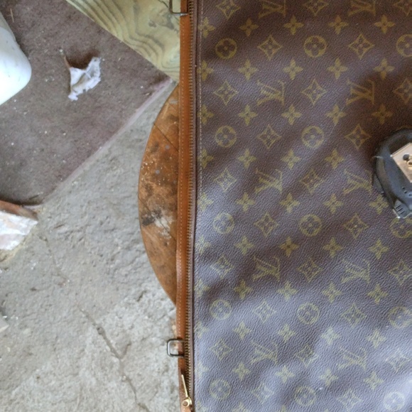 Vintage Louis Vuitton toiletry bag. Bag is in excellent condition - Picture 2 of 5